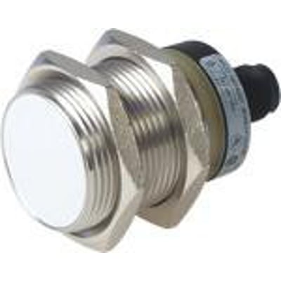 Carlo Gavazzi IA30ESF10UCM1 induktivaftaster med M30-gevind og AISI304-hus, set skråt forfra med tilslutning bagtil.