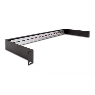DeLock 19″ DIN-skinnepanel i sort, 1U, set skråt forfra med den lange metalskinne og sideflanger synlige.
