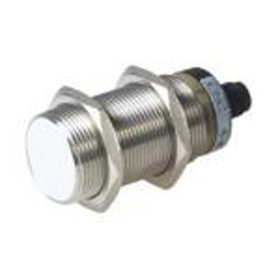 Carlo Gavazzi induktivaftaster IA30ELF10UCM1 med M30-gevindhus og rund følerflade, set skråt forfra.
