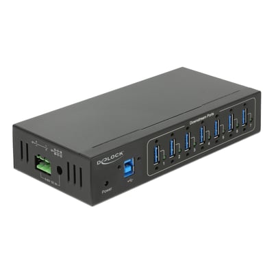 Sort DeLock 63311 industriel USB-hub med syv blå USB 3.0 Type-A-porte, vist skråt forfra.
