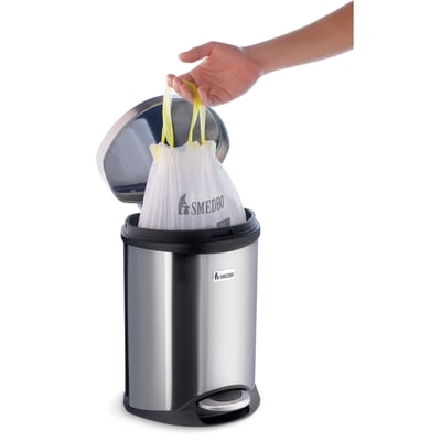 Hånd der trækker en Smedbo Xtra pedalspands pose op af en rustfri stål pedalspand med hvid baggrund.