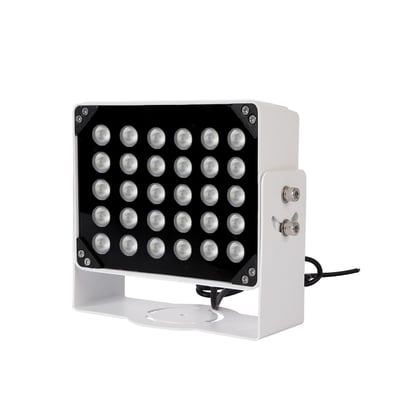 Front view af infrarød 30W LED projektør med 25 lysdioder og justerbart monteringsbeslag. Vandtæt IP67 design i hvidt metal.
