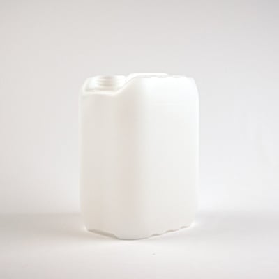 Hvid, robust 10 liters UN-godkendt plastdunk med kapsel, vist på hvid baggrund.