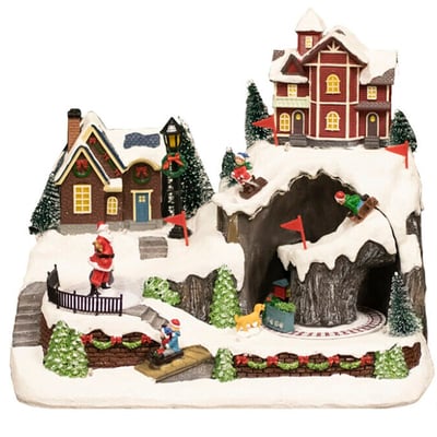 Nordic Winter juleby "Mountain Town" med snedækkede huse, skiløbere og et lille tog på skinner.