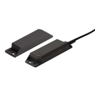 Omron berøringsfri dørkontakt med aflang grå plast sensor og tilhørende magnetisk del, klar til montering.