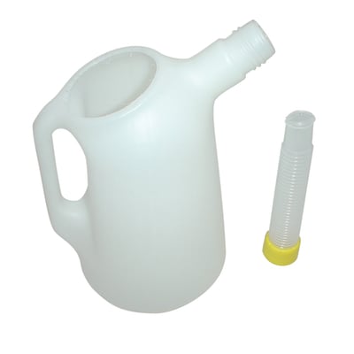 Hvid plast oliemåler på 5 liter med håndtag og flexstuds ved siden af, klar til brug.