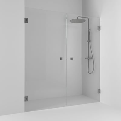 Svedbergs nichedør med to svingdøre i sort, monteret i en bruseniche med gennemsigtige glasflader.