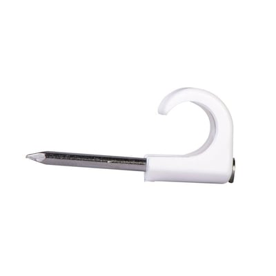 Nærbillede af en enkelt Schneider Electric TC hvid kabelclips med et 2.0x30mm søm for montering af runde kabler.