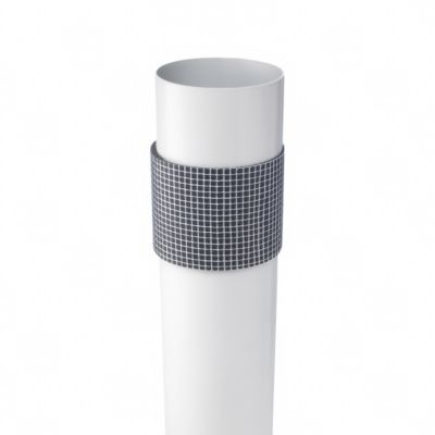 FPS brandpakning på 55mm rør, viser den mørkeblå, ternede grafitpakning lukket omkring det hvide rør.