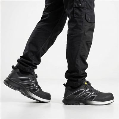 Activewear Knox 5101 sikkerhedssandal i sort, str. 42, ses på fødder under gang med FitGo-lukning.