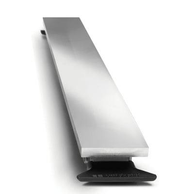 Unidrain HighLine panel i håndpoleret stål med en længde på 1000 mm, vist på hvid baggrund med en sort monteringsklods.