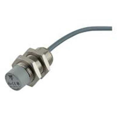 Induktiv M18-aftaster fra Carlo Gavazzi med 14 mm rækkevidde, IO-Link og kort IP67-hus, set skråt forfra med kabel.