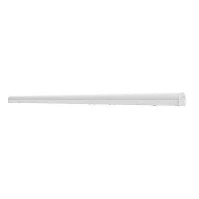 Ledvance Batten Combo påbygningsarmatur i hvid, vist på skrå med lang, slank form; 1800 mm og 9750 lm.