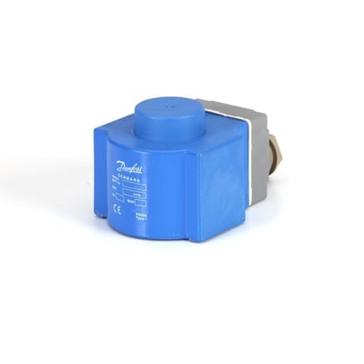 Vinklet billede af Danfoss spole BG240AS, viser den blå indkapsling og grå bagmontering med et stik.