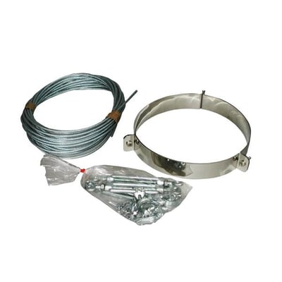 Metalbestos bardunsæt til skorsten med 10 meter wire, bardunbånd og øvrige metaldele samlet på hvid baggrund.