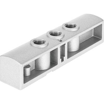 Festo forsyningsplade VABF-B10-30-P1A4-G38, en grå aluminiumsdel med tre gevindhuller på oversiden og en åben ende.