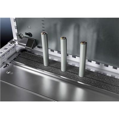 Rittal Profil T kabelindføring til VX bagside, vist monteret i et kabinet med tre grå cylinderformede tårne. Længde 1600mm.
