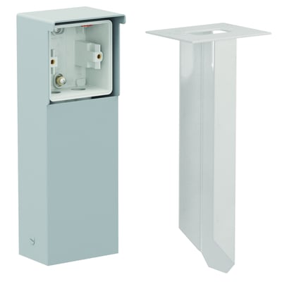 Niko Hydro stikkontaktsøjle i grå med et åbent rum til montering af et modul, ved siden af et hvidt monteringsspyd til jordinstallation.