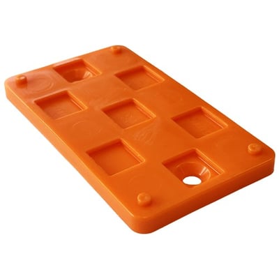 Knudsen K-Klods 45C i orange plast, måler 5 x 45 x 80 mm, med ni firkantede fordybninger og fire små fødder.