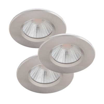 Tre Philips Lighting Dive indbygningsspots i mat krom, 5W LED, med klar frontlinse og sølvfarvet kant.