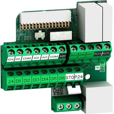 Schneider Electric I/O kontrolkort til ATV320, med grønne skrueterminaler og hvide stik. Et kredsløbskort med mærkninger som 10V, AI1, COM, AI2, AI3, AO1, RA1, R1B, R1C, R2A, R2C og 24, DI1-DI6, STOP24.