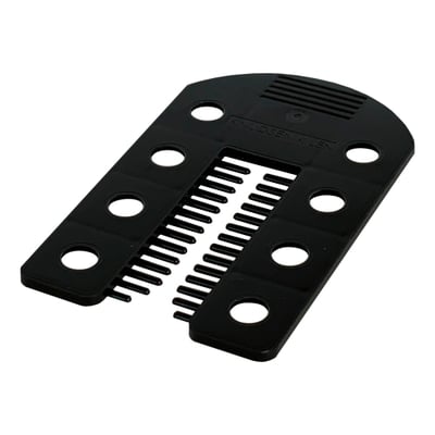 Sort Fixbrik afstandsbrik på 75 x 45 x 2 mm med rundede hjørner, huller langs siderne og en kamformet åbning.
