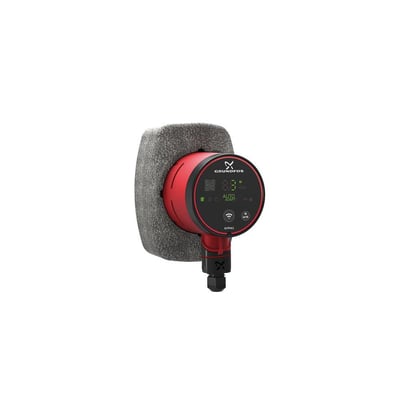 Grundfos ALPHA3 cirkulationspumpe i rød med et display, der viser AUTOADAPT og trådløs kommunikation, isoleret på hvid baggrund.