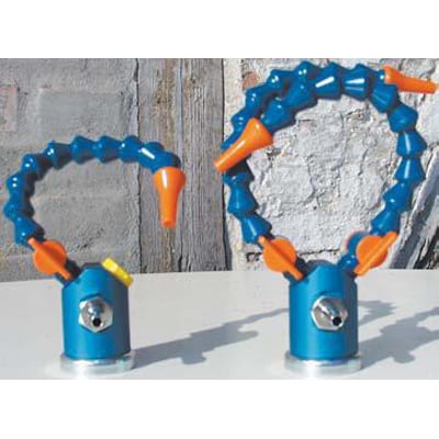 Magnetfod med Loc-Line slange, 1/4", med to blå leddelte slanger og orange dyser, placeret på et bord.