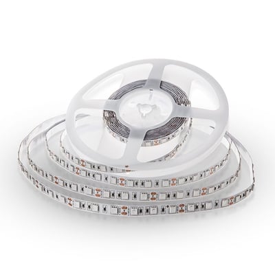 V-TAC 5 meter LED-stribe med 24 V ligger delvist rullet ud fra en hvid spole.