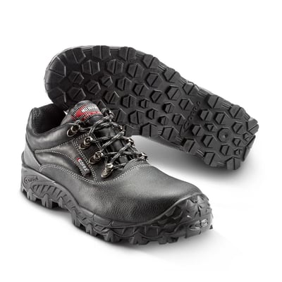 Sika Footwear Cofra New Celtic 7601 sikkerhedssko i sort læder, hvoraf den ene sko er vendt om for at vise den profilererede ydersål med SRC-certificering.