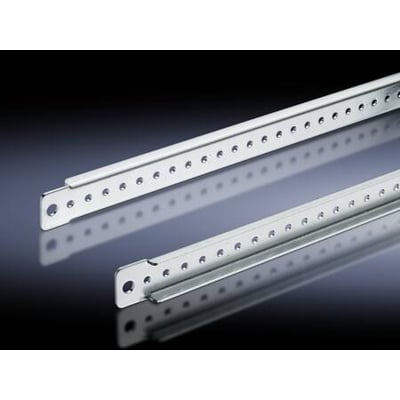 To Rittal montagestag i metal med mange små huller til TS, SE, CM og TP skabe på en mørk reflekterende overflade.