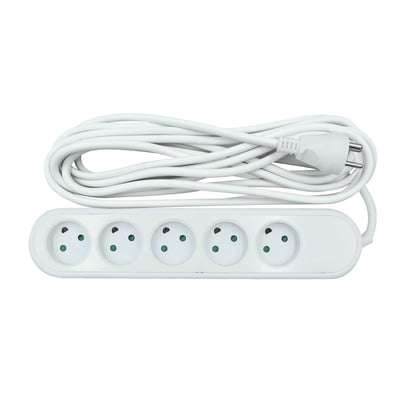 Nordic Quality 5-vejs stikdåse med jord, hvid, med et 5 meter langt PVC-kabel og stikprop, placeret på en flad hvid overflade.