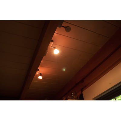 Tre Ledvance LED MR16 pærer monteret i loftet med synlige træbjælker og indirekte lys.