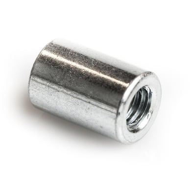 Rund gevindmuffe M10x30, elgalvaniseret (FZB), med synligt indvendigt gevind og blank metaloverflade.