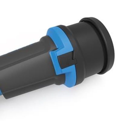 Sort Bals SKO-KU Schuko-stikkontakt til 16 A og 250 V, set skråt fra siden med blå ring ved kabeltilslutningen.