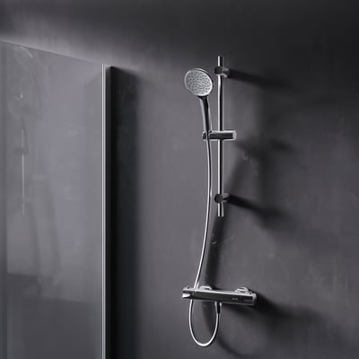 AM.PM Hit brusesæt i krom monteret på mørk væg med et 2-grebs termostatarmatur og rund håndbruser.