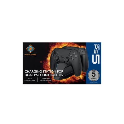 Emballagen viser Deltaco GAM-147-ladestationen til to PlayStation 5-controllere med controllere i docken.