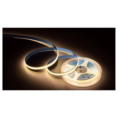 LEDlife 11W/m COB LED-strip, 4000K, der rulles ud fra en spole i et mørkt rum, hvilket demonstrerer lysstyrken og jævnheden.