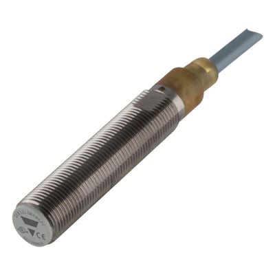 Carlo Gavazzi induktiv aftaster M12 med gevindhus, kabel og 6 mm detekteringsafstand, set skråt fra siden.