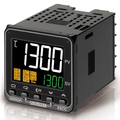 Omron E5CC-TRX3A5M-006 temperaturregulator, 1/16 DIN, med stor hvid PV-display og grøn SV-display, viser 1300.