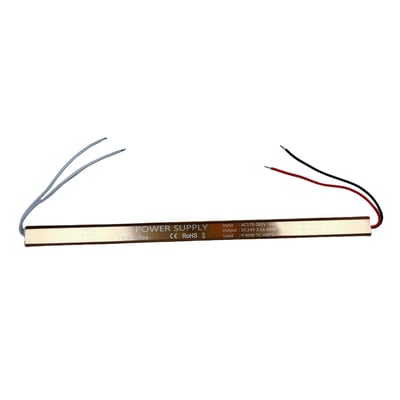 Slim 24V DC strømforsyning på 60W med "flicker free" teknologi, tydeligt mærket med input- og outputspecifikationer på hvid baggrund.