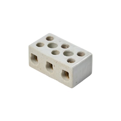 VAERK 3-polet kronemuffe i hvidt porcelæn til 16 mm2 kabler, med tydelige samlemuffer i messing og seks cirkulære huller på oversiden.