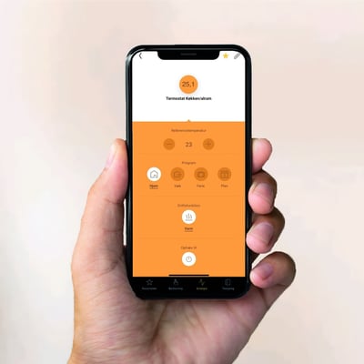 Niko 1-tryk med komfortfunktion vist på en smartphone-app, der viser temperaturstyring og driftstilstande.