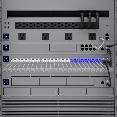Ubiquiti USW-Pro-Max-24 switch monteret i et rack med Power Distribution Pro og UDM Pro enheder.