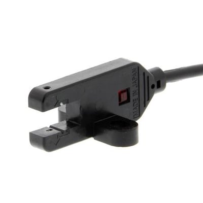 Omron EE-SX772A photomicro-sensor med 5 mm slids og 2 meter kabel, T-formet design i sort plast.
