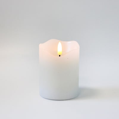 Et LEDlife hvidt bloklys med flammeeffekt på en ren, hvid baggrund.