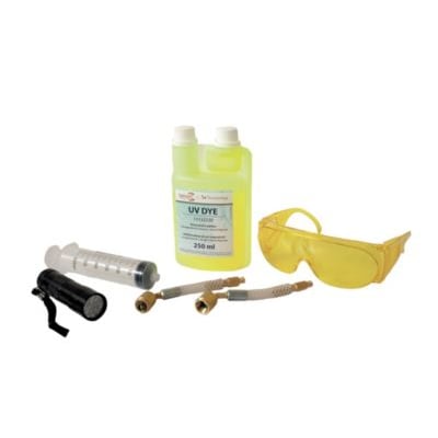 Tecnosystemi sporingsvæskesæt med gul UV-farve, injektor, to adaptere, UV-lampe og gule beskyttelsesbriller på hvid baggrund.