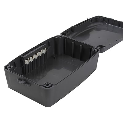 Safety Box Maxi, åben med fokus på det tomme interiør og den integrerede kabelstyring i sort plast.