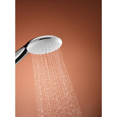 Nærbillede af Grohe Tempesta 110 bruserens hoved, der viser de mange små huller og det flotte kromdesign med vandstråler.