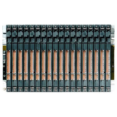 Siemens SIMATIC S7-400 CR2 modulrack med 18 slots og 2 segmenter til redundante strømforsyninger, fotograferet på hvid baggrund.